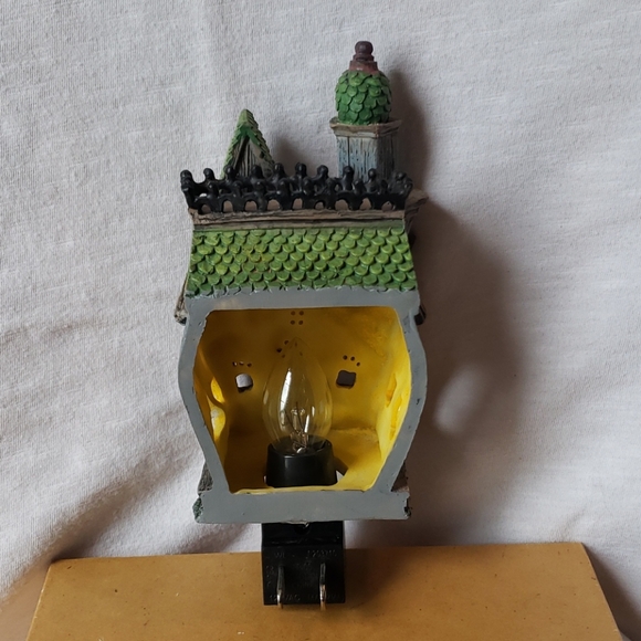 Terry's Village Resin Haunted House Nightlight - Picture 5 of 9